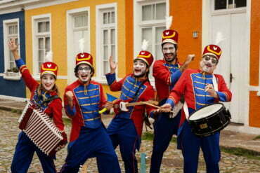 Orquestra de brinquedos faz curta temporada em Porto Alegre