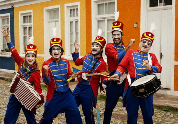 Orquestra de brinquedos faz curta temporada em Porto Alegre