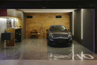 As garagens americanas contam com fechamento individual por cortinas metálicas elétricas ﻿