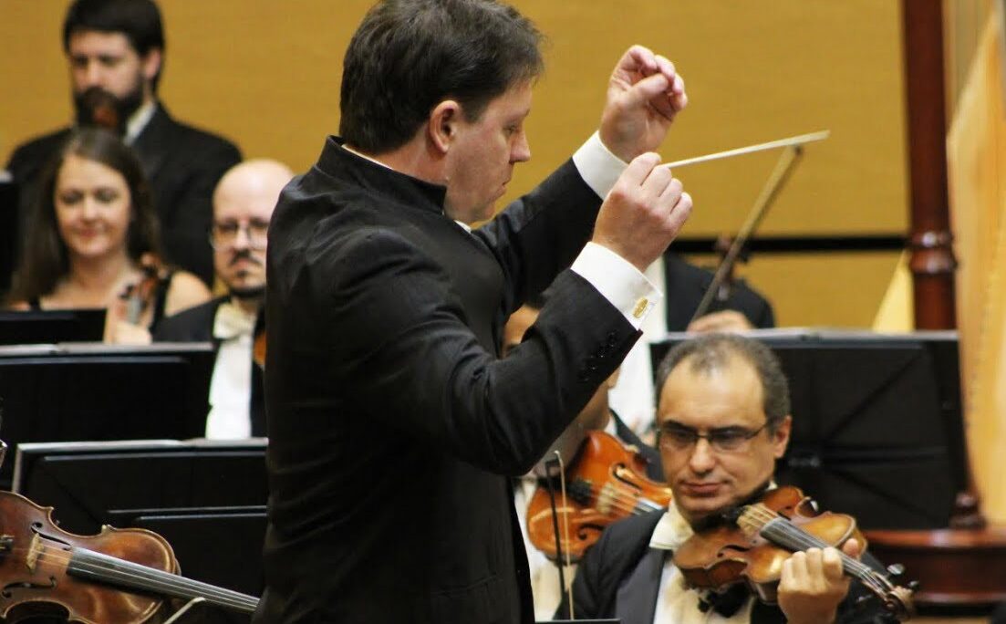 Sob a regência do maestro titular da orquestra, Evandro Matté, músicos apresentam dois últimos concertos do ano