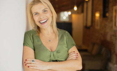 Débora Tessler se reposiciona no mercado e lança sistema vivo em comunicação