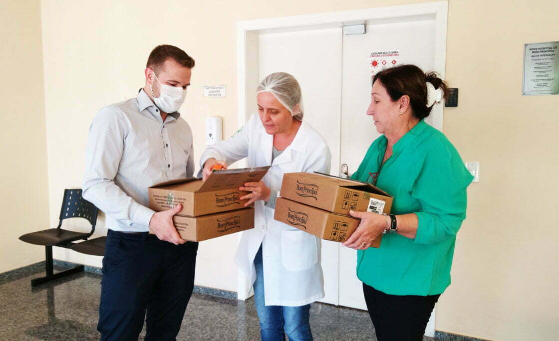 Colaboradores de indústria gaúcha doam doces a profissionais da saúde em hospitais da capital e interior