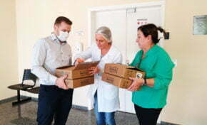 Colaboradores de indústria gaúcha doam doces a profissionais da saúde em hospitais da capital e interior