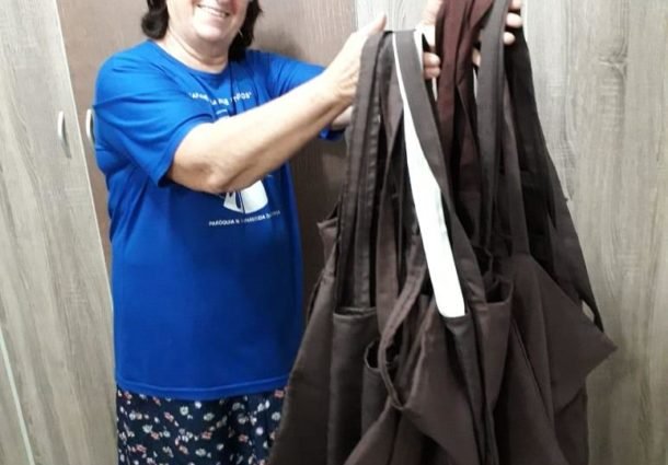 Centro Social Pe. Pedro Leonardi distribui kit pedagógico para crianças em situação de vulnerabilidade social da Restinga