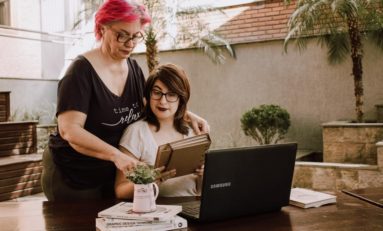 Gravurando lança linha de produtos personalizados com ilustração em aquarela