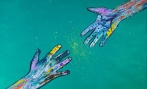 Artista plástica Milena Juliano cria máscaras com estampas de suas obras