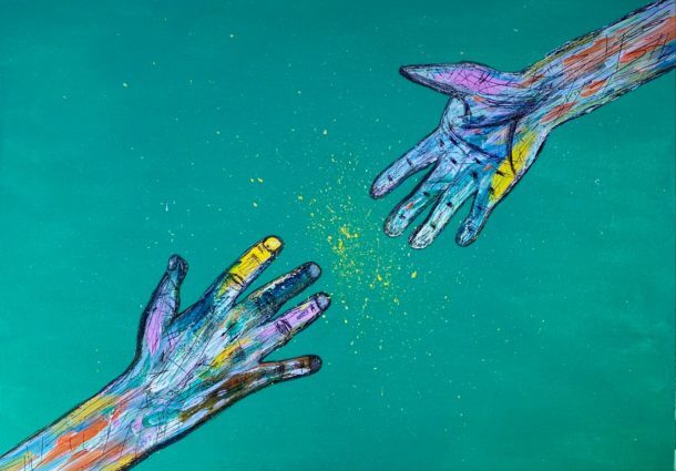 Artista plástica Milena Juliano cria máscaras com estampas de suas obras