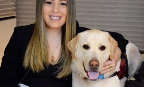 Jovem gaúcha diagnosticada com Síndrome de Wolfram lança seu primeiro livro “Do lado de dentro”