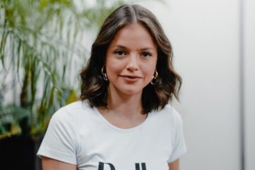 Agatha Moreira esbanja simpatia em seletiva de modelos e talentos em Porto Alegre