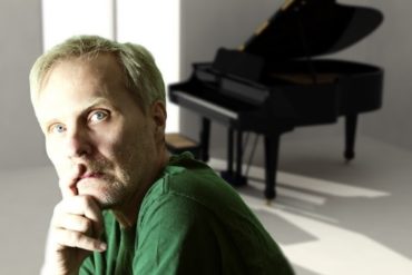 Em live gratuita para o público brasileiro, pianista sueco Anders Helmerson apresenta um novo sentido ao som progressivo e ao jazz de fusão