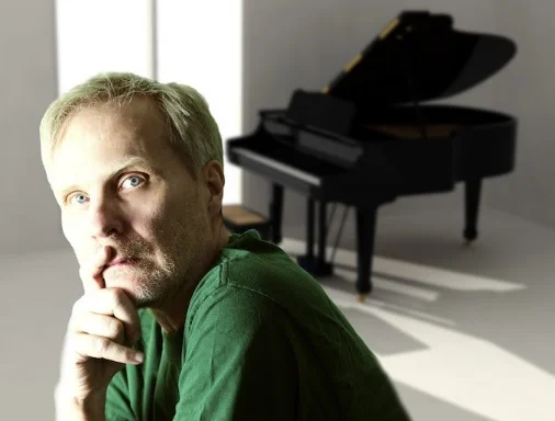 Em live gratuita para o público brasileiro, pianista sueco Anders Helmerson apresenta um novo sentido ao som progressivo e ao jazz de fusão