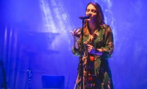 Júlia Reis vence o 13º Festival da Canção Aliança Francesa