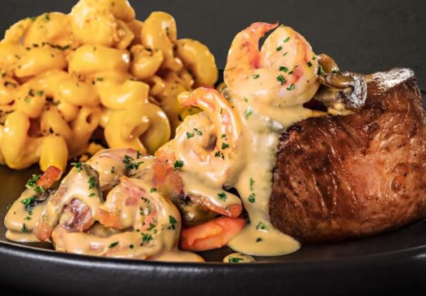 Combinações de filet mignon e camarões inspiradas na tendência Surf 'N' Turf