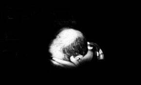 Estresse, excesso de medicamentos, falta de sono e de nutrientes aceleram a queda capilar e a calvície