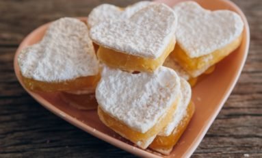 Doces sortidos e decoração festiva para dia das mães