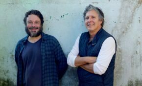 Antônio Augusto Bueno e Bebeto Alves inauguram mostra e apresentam publicação em projeto de circulação contemplado pelo FAC/RS