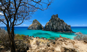 Após vacinar 99% dos habitantes, Noronha libera apresentações musicais em bares e restaurantes