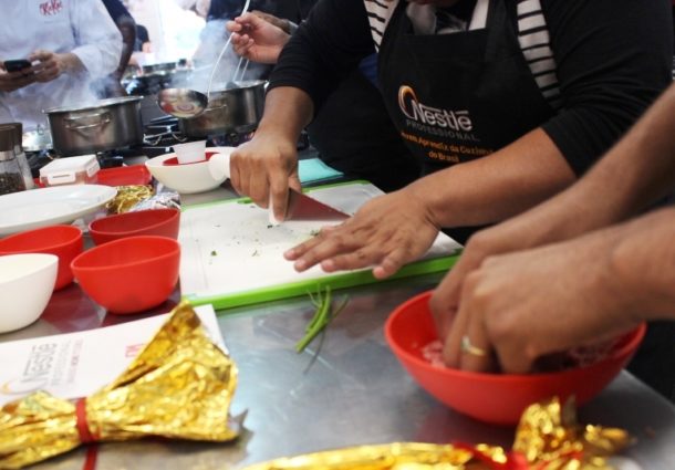 Programa YOCUTA capacita jovens com deficiência por meio da gastronomia