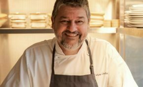 Mantendo DNA, restaurante que fez história em Porto Alegre, reabre em novo endereço 