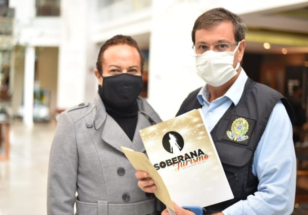 Ministro do turismo recebe projeto do concurso Soberana do Turismo