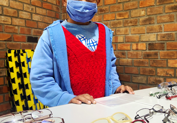 Ação realiza testes de visão e doações de óculos para crianças e jovens da Restinga