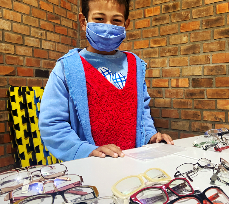 Ação realiza testes de visão e doações de óculos para crianças e jovens da Restinga