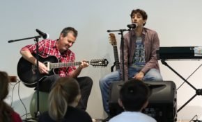 Veco Marques e Bob Bopsin animam as crianças com atividade que mistura rock e circo neste sábado, 4 de dezembro, no Instituto Ling