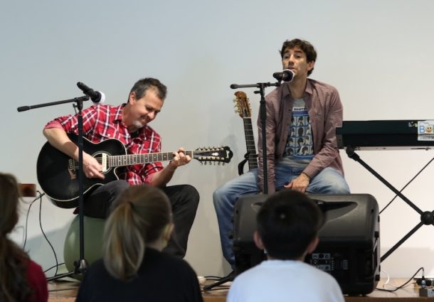 Veco Marques e Bob Bopsin animam as crianças com atividade que mistura rock e circo neste sábado, 4 de dezembro, no Instituto Ling