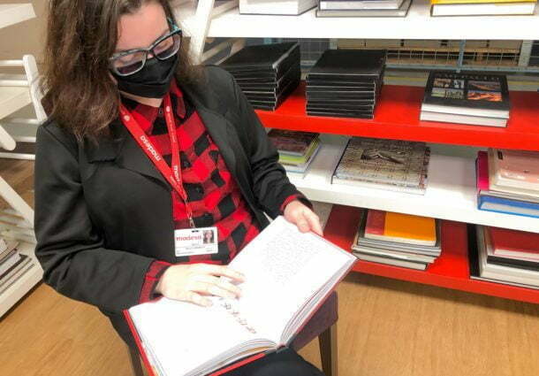 Incentivo e benefício do hábito da leitura ganha destaque em indústria de móveis gaúcha