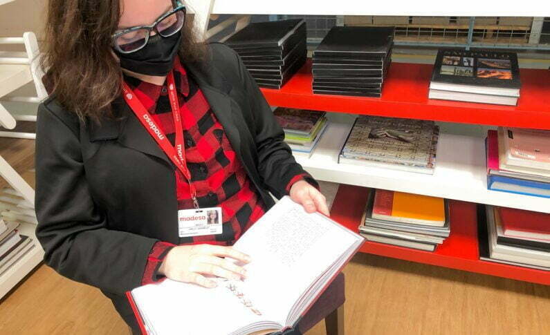 Incentivo e benefício do hábito da leitura ganha destaque em indústria de móveis gaúcha