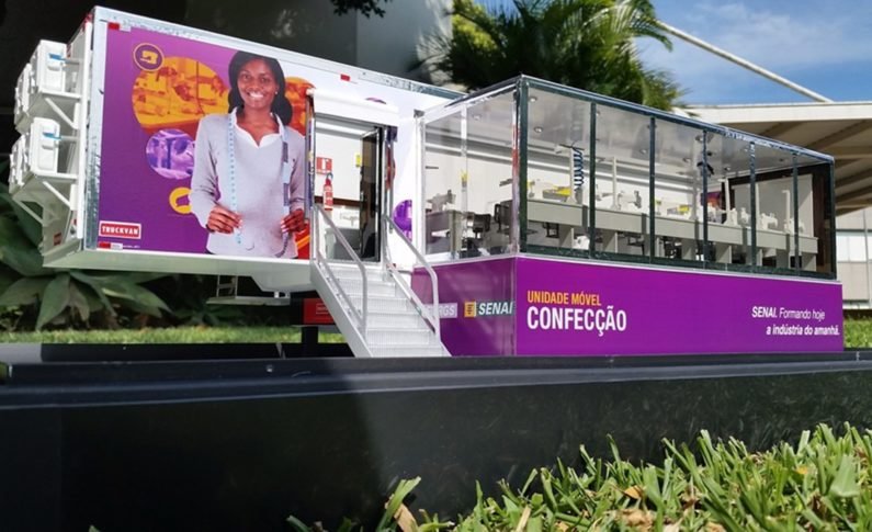 Unidade Móvel Vestuário qualifica costureiras gratuitamente em Porto Alegre