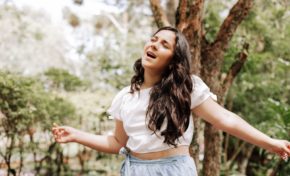 Deu Match ganha lançamento em novo vídeo clipe da cantora Júlia Antonini