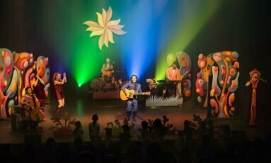 Espetáculo infantil Crianceiras reúne música, poesia e teatro de brinquedo no palco do Teatro do Sesi