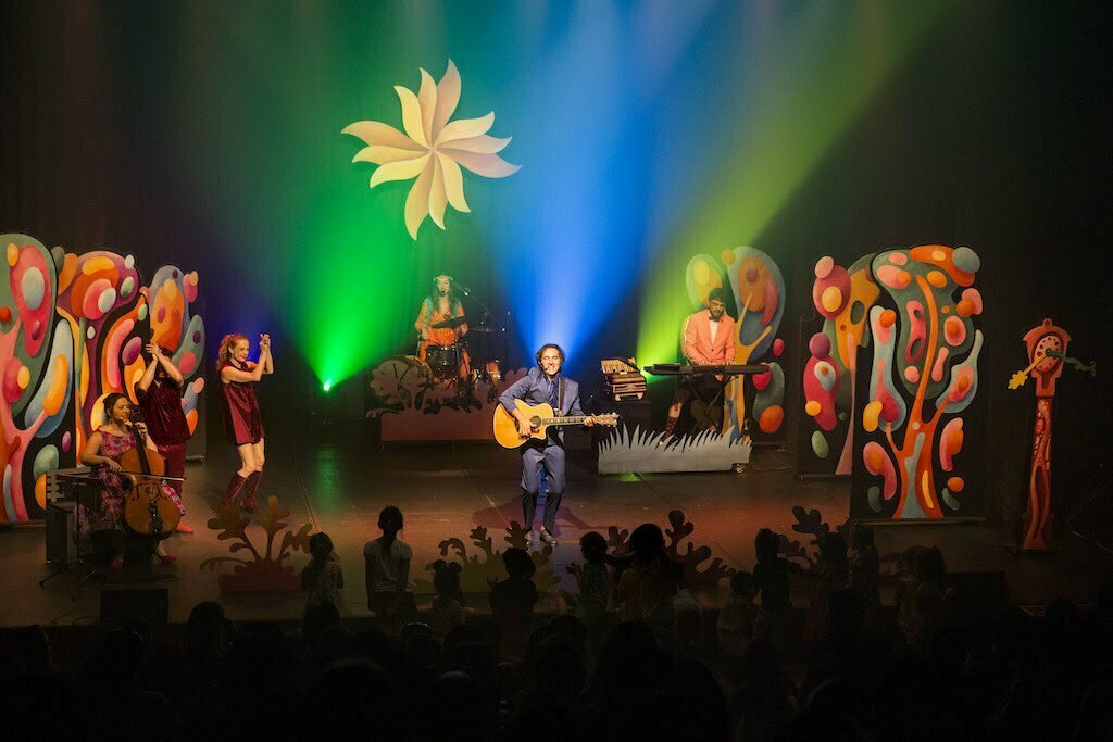 Espetáculo infantil Crianceiras reúne música, poesia e teatro de brinquedo no palco do Teatro do Sesi