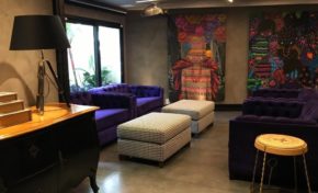 O arquiteto à frente do quadro Dando um Retoque, do Mais Você, visita a Casacor RS e a Gravura Galeria de Arte