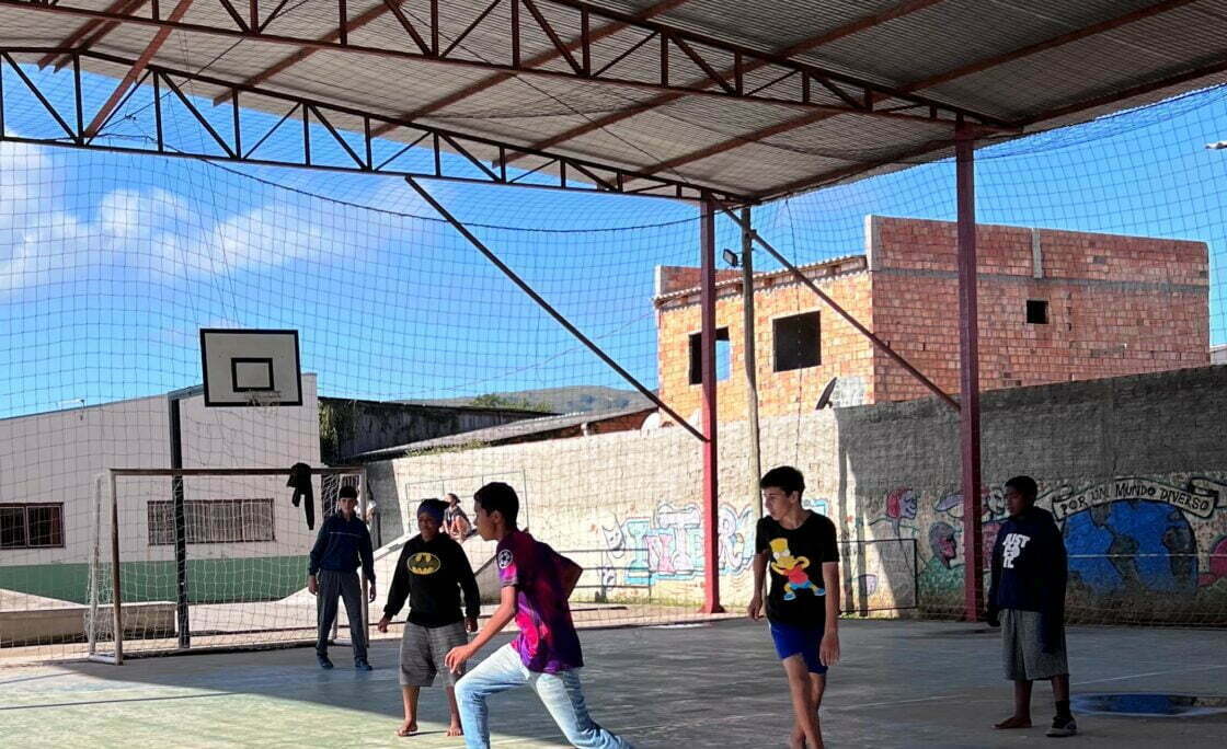 Centro Social Pe. Pedro Leonardi arrecada chinelos para crianças e adolescentes
