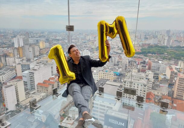 Bernardo Guedes comemora a marca de 1 milhão de views no site 