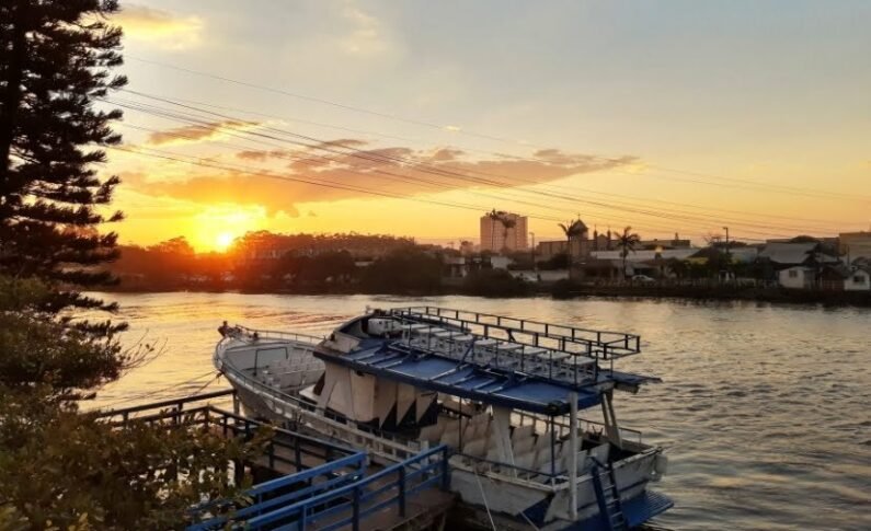 Rua Coberta de Canela recebe exposição Paisagens Urbanas Naturais