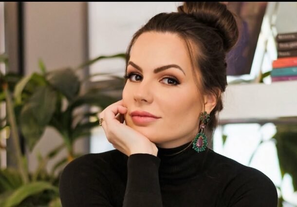 Segunda fase da trilogia Infinito ganha lançamento em Porto Alegre com a publicação Momento da escritora Lucia F. Moro