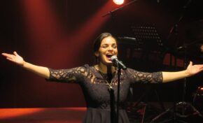 Musical francês sobre Édith Piaf chega à Porto Alegre 