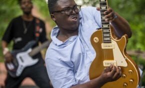 Guitarrista norte-americano Mack McDonald estreia em Porto Alegre com show de blues no Instituto Ling