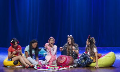 Adolescer retrata as alegrias e as dificuldades da passagem para a vida adulta no palco do Teatro CIEE