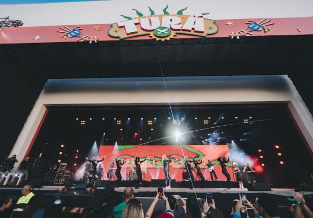 Duda Beat traz sua sofrência pop para o festival Turá em Porto Alegre