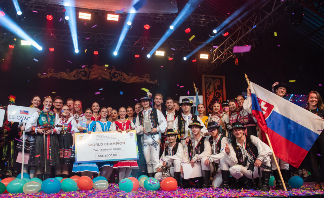 Nova Prata também dá show de solidariedade no Festival Internacional de Folclore