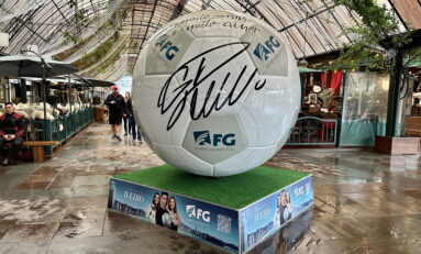 Família Aveiro e FG Empreendimentos levam bola gigante de futebol para Gramado 