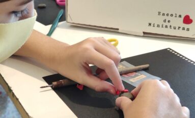 Gravura Galeria de Arte promove oficina de miniaturas para crianças e adolescentes