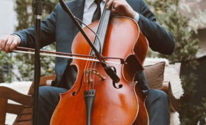 Violoncelista Lucas Duarte se apresenta  no Sunset DoubleTree by Hilton POA