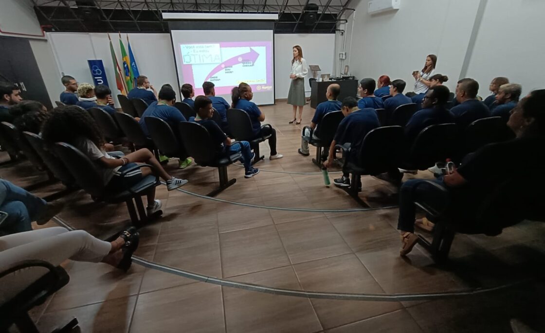 Jovens da Fundação Pão dos Pobres ganham homenagem pelo Dia internacional da Mulher com a palestra O Legado Feminino