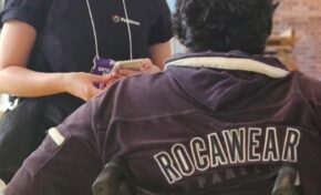 Instituição gaúcha busca identificar pessoas com deficiência afetadas pelas enchentes e organiza ajuda humanitária