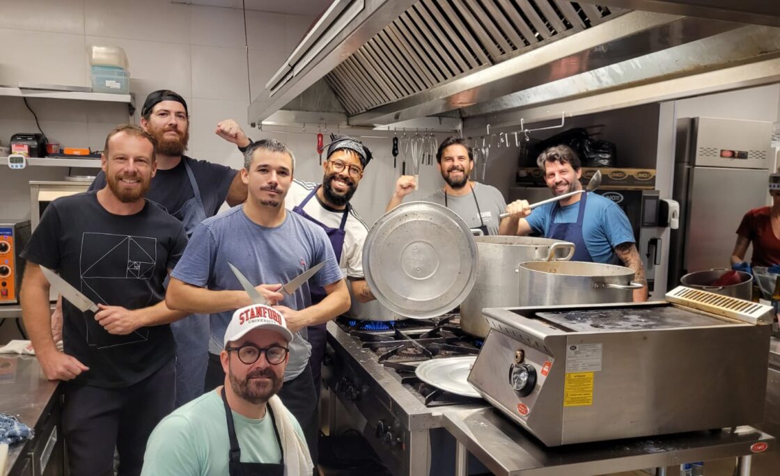 Chefs gaúchos se unem para entregar centenas de marmitas a abrigos